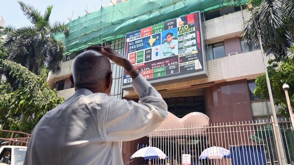 Indian Stock Markets Sink: Sensex And Nifty Drop Sharply Amid Global And US Economic Concerns