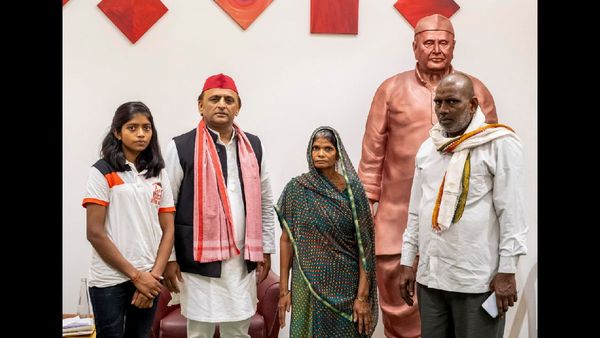 Akhilesh Yadav Assures Justice for UP Man Killed in Alleged STF Encounter