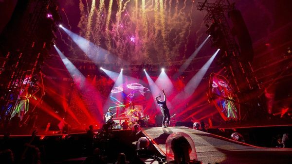 Heading To Coldplay In Abu Dhabi? Here's How To Score Gourmet Food & A 3-Star Hotel Stay!