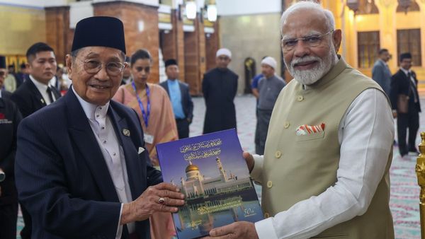 PM Modi In Brunei: Indian Prime Minister Visits Iconic Mosque, Meets Indians Abroad, Will Head Singapore Now
