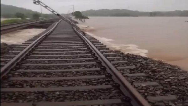 Telangana Flood Crisis: Over 100 Villages Submerged, 99 Trains Cancelled - Key Updates