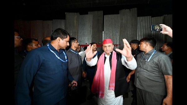 Akhilesh Yadav Criticises Yogi Adityanath Government for Blocking JPNIC Entrance with Tin Sheets