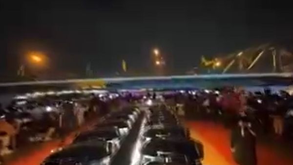 WATCH Viral Video | Chao Phraya River Cruise Scare: Tourists Duck For Safety As Water Levels Surge!