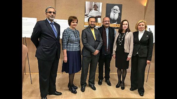 PM Modi Observes Exhibition on Mahatma Gandhi's Legacy in Kazan