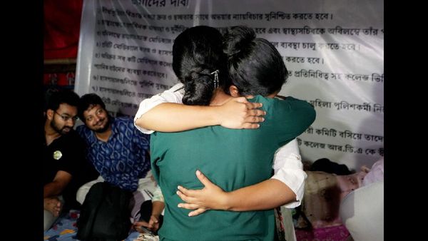 Junior Doctors in Kolkata Initiate Fast Unto Death Amidst Protests Ahead of Durga Puja Festivities