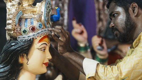 Celebrate Navratri 2024:Key Dates, Rituals, And Colors For A Vibrant Celebration!