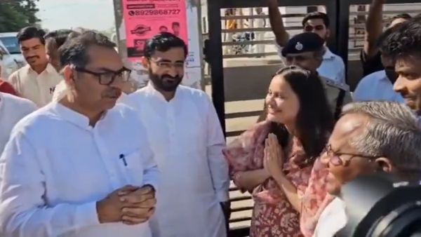 IAS Tina Dabi's '5 Bows in 7 Seconds' Gesture to BJP Leader Goes Viral