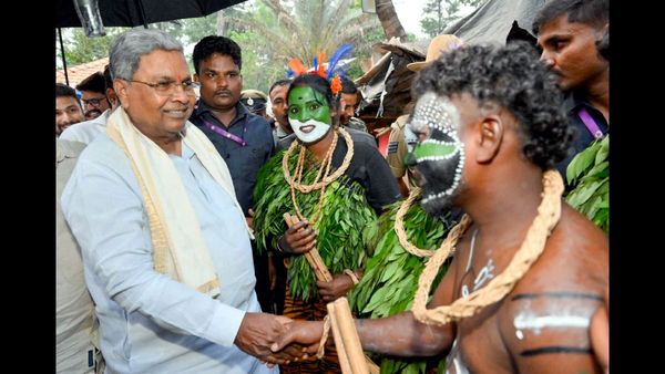 Siddaramaiah Considers Legal Action Against Maharashtra BJP Over False Claims on Guarantee Schemes