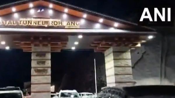 Manali Snow Chaos: 1,000 Vehicles Stuck While Shimla Shines As A Snowy Wonderland