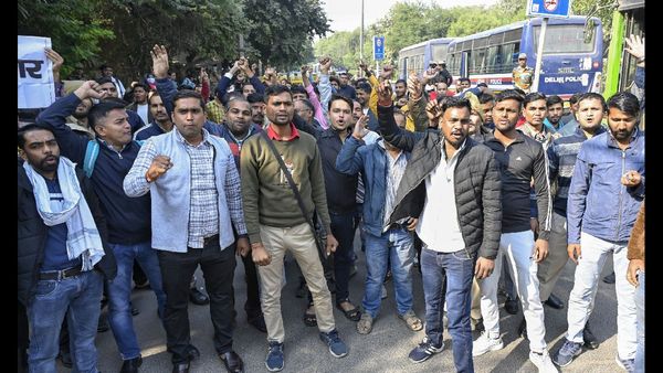 Delhi Bus Marshals Reinstatement Dispute Escalates as AAP and LG VK Saxena Shift Responsibility