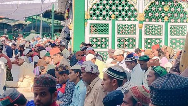 Muslims Offer Chaadar At Piran Kaliyar Sharif, Pray For Bangladesh's Persecuted Hindus