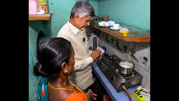 Miscreants Steal 147 Gas Cylinders from Agency in Varanasi Amid Police Investigation