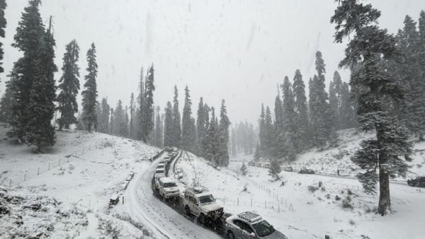 Gulmarg: Indian Army Rescues Stranded Tourists Amid Heavy Snowfall