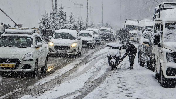 Himachal Snowstorm Strands 5,000 Tourists; Srinagar’s First Snowfall Halts Highways