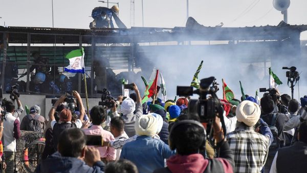 Tear Gas Fired At Farmers As Tensions Escalate In 'Dilli Chalo' March For MSP, Loan Waivers