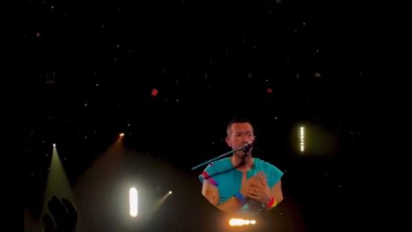 Chris Martin Performs ‘Everglow’ With Fans At Coldplay Ahmedabad Show