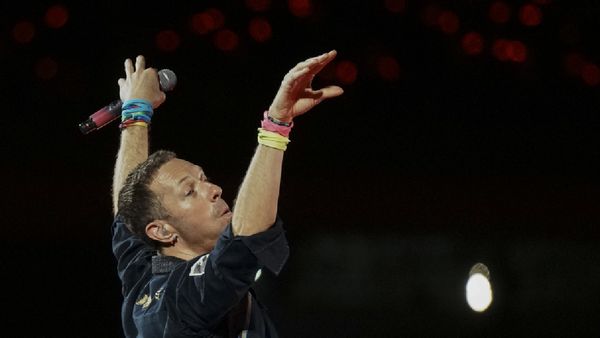 Chris Martin Surprises Ahmedabad Crowd With 'Vande Mataram' At Coldplay's Final Concert