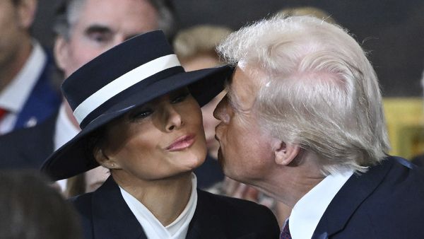Melania Dodges Donald’s Kiss: Awkward Moment That Stole The Inauguration Ceremony