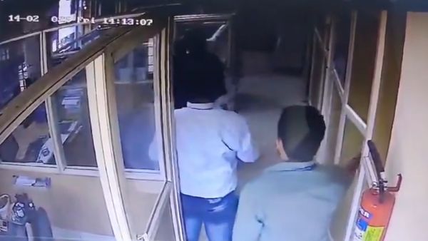 Kerala Bank Robbery Caught on Camera: Masked Man Steals ₹15 Lakh at Knifepoint