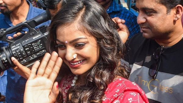 Sanoj Mishra Treats Me Like a Daughter: Monalisa Bhosle Defends Director Against Allegations