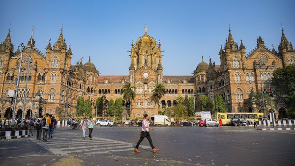 CSMT Railway Station To Upgrade Security With 150 Smart Scanners—Here’s What To Expect