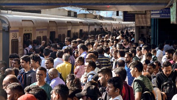 Andheri Railway Station Viral Video: Young Man Slips While Boarding Moving Train —Watch What Happened Next
