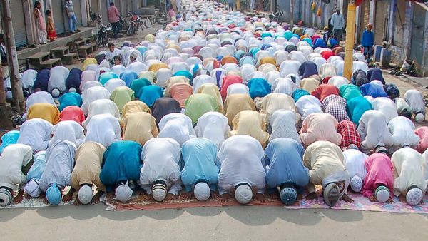 Meerut Police Ban Eid Namaz On City Roads; Violators To Face Passport, Driver's License Cancellation