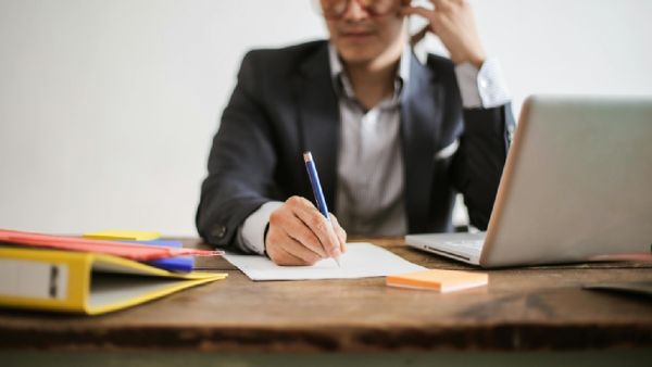 FIA Busts Fake Call Centre In Islamabad—Minutes Later, Locals Walk Away With Gadgets And Cutlery | Watch