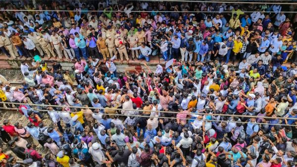 Badlapur Station News: New Barricades Spark Confusion, Passengers Demand Action