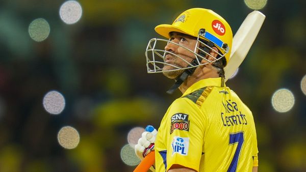 Suresh Raina Vs Aakash Chopra On 'MS Dhoni's Fitness'