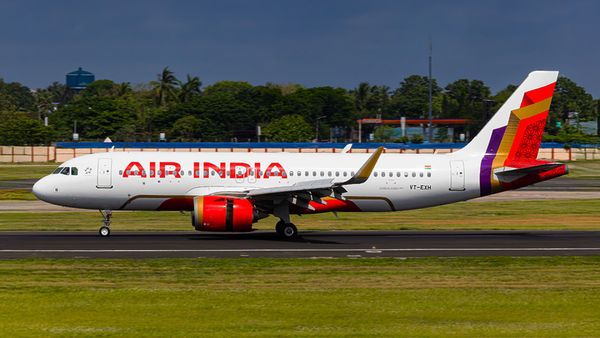 Delhi-Hong Kong Air India Boeing 787 Door Shakes Mid-Flight; Cabin Crew Stuff Napkins To Muffle Noise