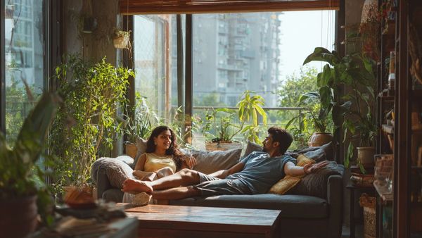 Achieve a Rustic Chic Look in Your Urban Home with Natural Elements and Modern Design