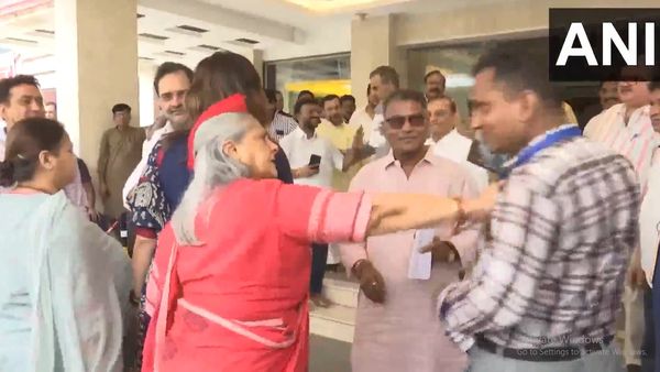 Angry Bachchan! Samajwadi MP Jaya Bachchan Pushes, Scolds A Man Trying To Take Selfie | Watch Viral Video