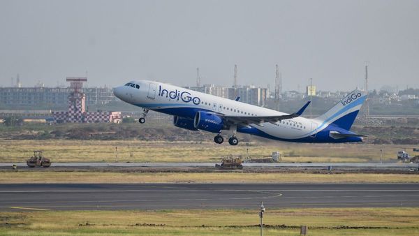 IndiGo Passenger Slaps Co-Traveller Mid-Flight on Mumbai-Kolkata Route, Video Sparks Outrage