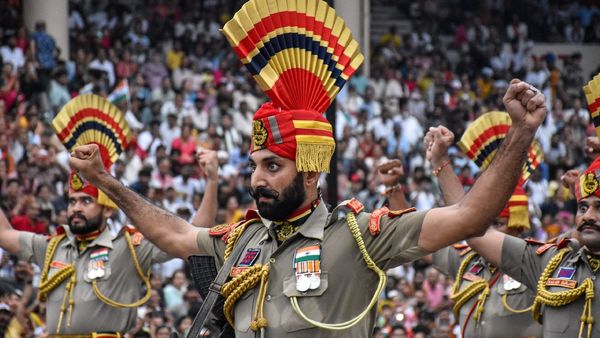 Independence Day 2025: Attari-Wagah Beating Retreat Ceremony Draws Thousands