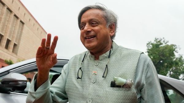 Congress Divided: Priyanka Gandhi Opposes ‘PM, CMs Removal Bill,’ Tharoor Says Its Common Sense