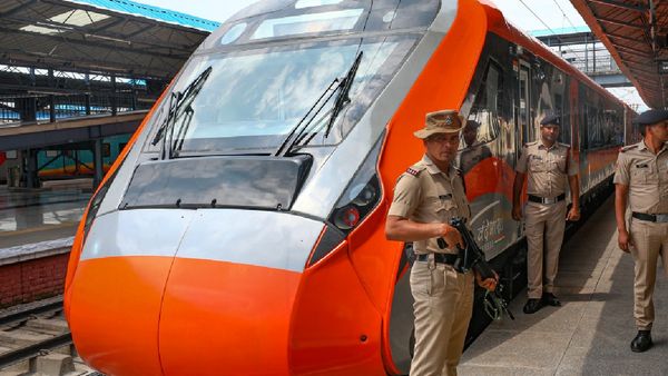 Western Railway Introduces Experimental Halt For Mumbai Central–Gandhinagar Vande Bharat At Navsari