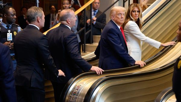 Trump, Melania ‘Trapped’ on UN Escalator as Viral Conspiracy Theories Emerge