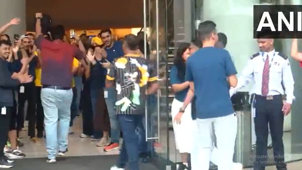Viral Video of Massive Crowds at Mumbai Store Highlights iPhone 17 Mania in India