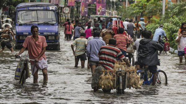 Kolkata Rains: Bengal Govt Declares Puja Vacations In Schools 2 Days Ahead of Schedule