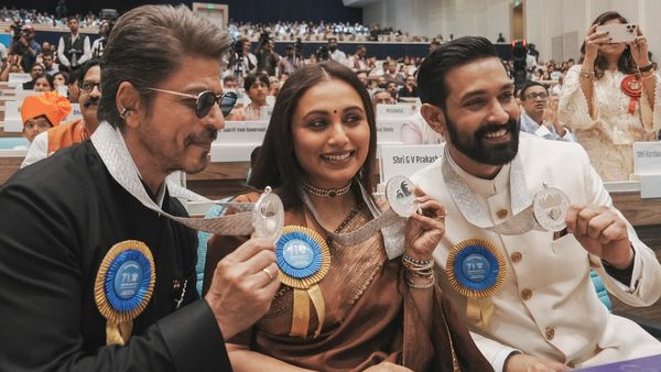 71st National Film Awards: Rani Mukerji Helps Shah Rukh Khan with Medal, Fans Call It Pure Joy