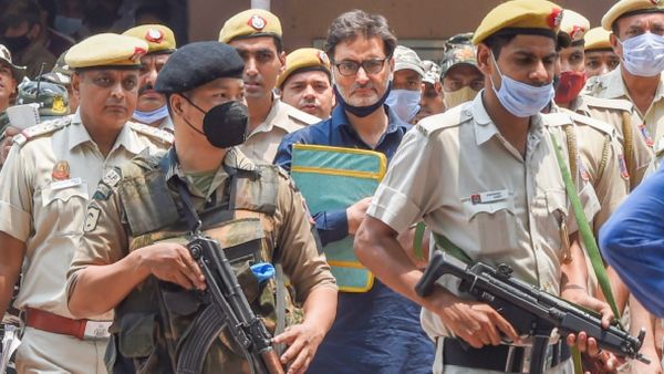 ‘Fed Biryani at PM House’: BJP Targets Manmohan Singh Over Malik’s Affidavit