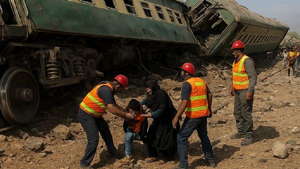 Balochistan: Chaos and Fear as Blast Derails Jaffar Express in Mastung