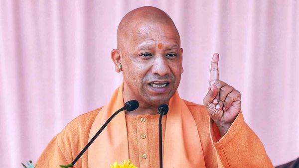 In Siwan, Yogi Adityanath Sounds Warning: “RJD-Congress Will Bring Back Mafia Raj in Bihar”
