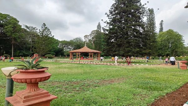 Lalbagh Imposes Limited Walking Hours; Food, Pets, Cycling and Group Events Banned, ₹500 Fine for Violations