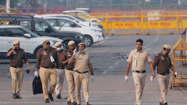 Delhi Police Issues Travel Advisory Amid Tight Security After Red Fort Blast