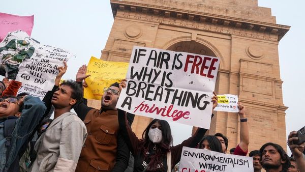 India Gate Air Quality Demonstration Escalates: Chilli Spray Attack, 22 Held By Police