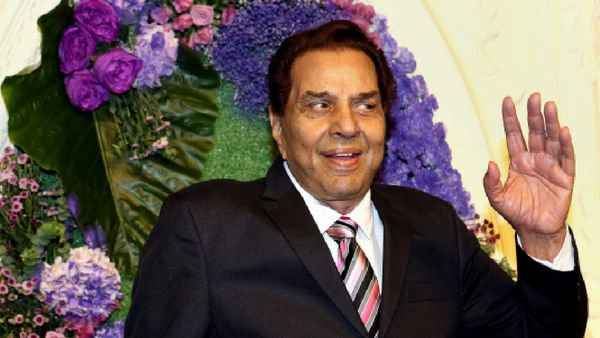 Dharmendra Last Rites: Sanjay Dutt Leads Arrivals At Pawan Hans; Kareena, Kiara, Pulkit Share Tribute Tweets