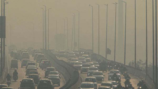 Delhi’s Air Quality Stays ‘Very Poor’ At 384; Several Areas Slip Back Into ‘Severe’ Zone