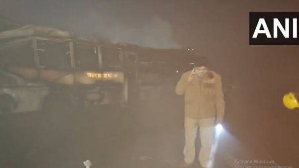 Dense Fog Triggers Fiery Pile-Up on Delhi–Agra Expressway, 13 Dead, Many Injured